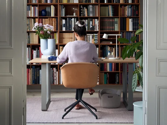 Der Restore Aufbewahrungskorb von Muuto in der Ambienteansicht: Das Filzkörbchen kann unter dem Schreibtisch platziert und für Zeitschriften, Bücher oder sonstige Arbeitsutensilien verwendet werden.