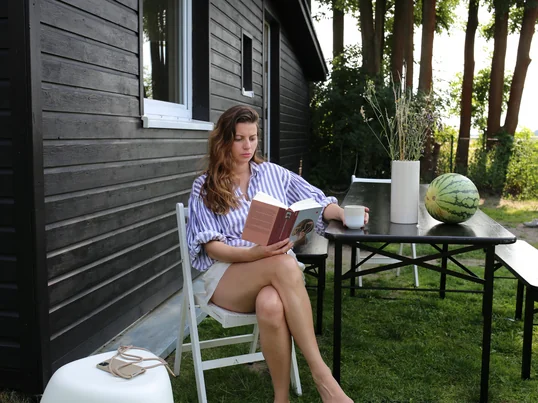 Homestory-Stuhl-von-Vitra-elephant-stool-creme-als-Ambiente-Bild