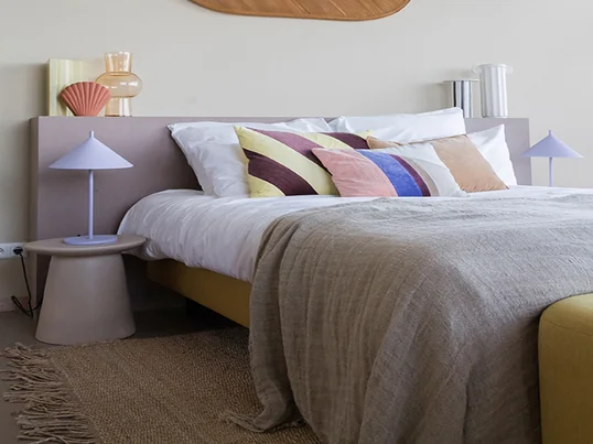 Die Triangle Tischleuchte von HKliving in der Ambienteansicht. Auf dem Nachttisch neben dem Bett im Schlafzimmer eignet sich die Leuchte bestens als Leselampe.