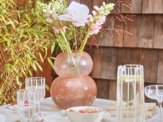 Die Lasi Vase von OYOY in der Ambienteansicht. Die Lasi Vase von OYOY besticht durch eine organische Optik, die die Blumen hervorragend zur Schau stellt.