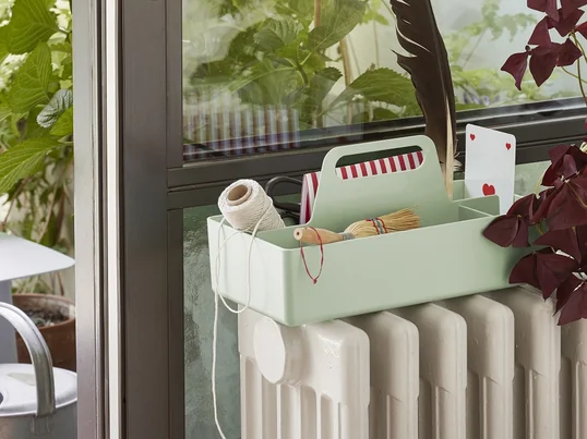 Die Storage Toolbox von Vitra in mint in der Ambienteansicht. Die Toolbox kann zu zahlreichen Zwecken genutzt werden - ob zur Aufbewahrung von Kleinigkeiten oder auch als Nähkästchen.