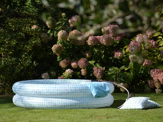 Ambienteansicht des Free Swimming Pools von Jan Kurtz mit einem Durchmesser von Ø 165 cm. Der Swimming Pool wird aus PVC hergestellt.