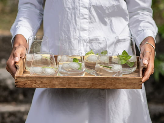 Das Vervino Wasserglas des Herstellers Zwiesel ist ein echtes Universaltalent. Das zeitlose Vervino Glas eignet sich nicht ausschliesslich für Wasser, sondern kann ebenso für diverse weitere Getränke wie Säfte oder gar Weine genutzt werden.