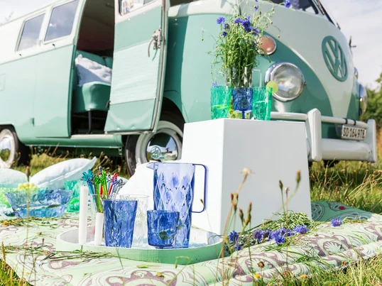 Die Koziol - Crystal Kollektion - hier in blau und aus klarem Glas, bestehend aus Karaffe, Gläsern und Salat-Schale - lädt an heissen Sommertagen dazu ein, sich draussen zu entspannen und mit einem frischen Salat und Getränken abzukühlen.