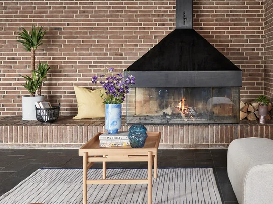 Ein cleaner und aufgeräumter Look, der nichts an Gemütlichkeit und Funktionalität einbüsst: dafür stehen die Wohnzimmermöbel des dänischen Studios Hübsch Interior, wie zum Beispiel mit dem Couchtisch mit Tablettablage.