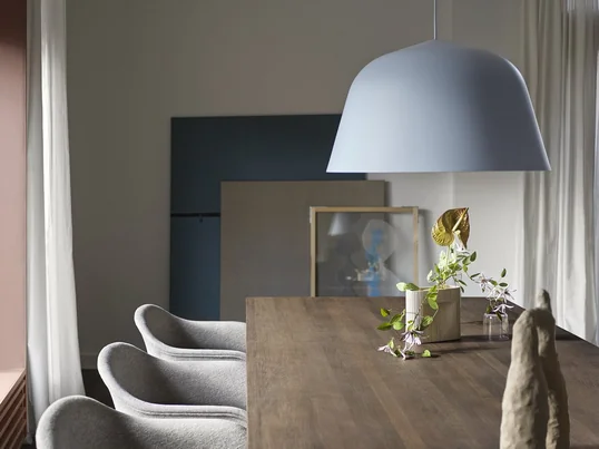 Die grösste Variante der Ambit Pendelleuchte von Muuto mit einem Durchmesser von 55 cm eignet sich hervorragend für die dekorative Beleuchtung des Esstisches. In der Farbe hellblau hebt sich die Leuchte besonders ab.