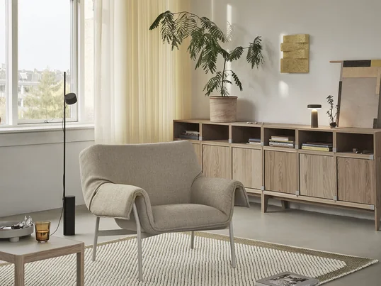 Der Pebble Teppich von Muuto in der Ambienteansicht. Bei dem Pebble Teppich von Muuto liess sich die Designerin Margrethe Odgaard von kleinen Kieselsteinen (engl. pebble) am Strand inspirieren.