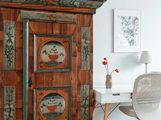 Alter Holzschrank, Ambientebild