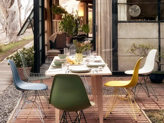 Der Eames Plastic Side Chair gehört unweigerlich zu den absoluten Klassikern im Wohnbereich. Der Entwurf aus dem Jahr 1948 ging 1950 in Produktion. Damit war der Plastic Side Chair der erste seriell gefertigte| Kunststoffstühle}Kunststoffstuhl der Designgeschichte.