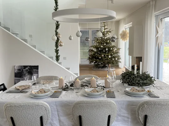 Wir besuchen Sonja, 37 Jahre alt. Sie lebt mit ihrem Mann Patrick und den zwei kleinen Töchtern in Bayern. Vor zwei Jahren sind sie in ihr neu gebautes Einfamilienhaus eingezogen.