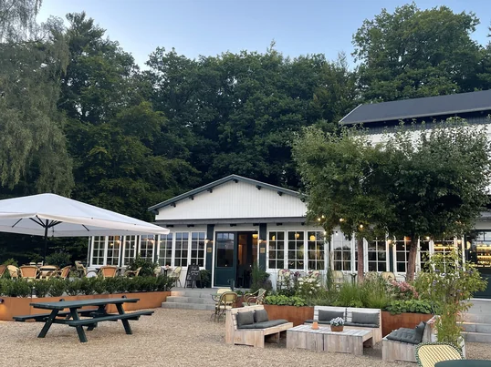 In unserem oft hektischen Alltag gibt es kaum etwas Schöneres, als Orte zu finden, an denen man zur Ruhe kommen und die Schönheit der Natur geniessen kann. Ny Hattenæs, ein historisches Hotel und Restaurant in der Nähe von Silkeborg bietet genau das.