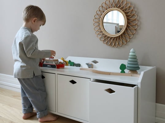 Die Luca Kinderbank mit Aufbewahrungsboxen aus dem dänischen Hause Cam Cam Copenhagen bietet grosszügigen Stauraum und kann vielfältig im Kinderzimmer genutzt werden.