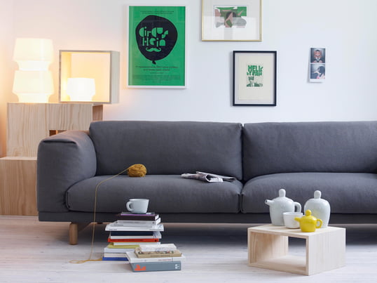 Die Strand Pendelleuchte kann grossartig mit dem Outline Sofa und dem Soft Beistelltisch des skandinavischen Herstellers Muuto kombiniert werden. So entsteht ein einheitliches Bild.