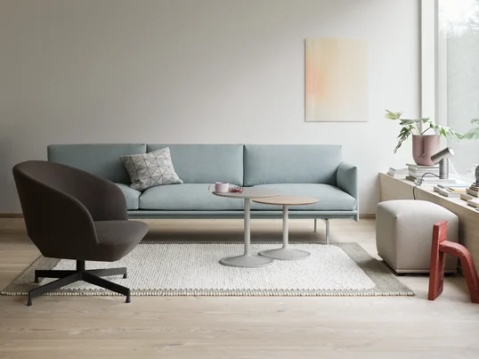Die Strand Pendelleuchte kann grossartig mit dem Outline Sofa und dem Soft Beistelltisch des skandinavischen Herstellers Muuto kombiniert werden. So entsteht ein einheitliches Bild.