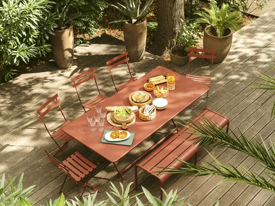 Das Design der Luxembourg Bank ohne Rückenlehne verzichtet auf alle überflüssigen Details und überzeugt durch die erkennbare Tradition und die schlichten Formen.