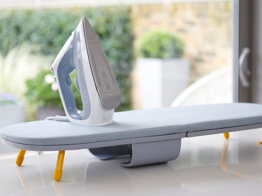Das Glide Pocket Tisch-Bügelbrett von Joseph Joseph kann flexibel überall platziert werden. Aufgeklappt bietet es eine grosszügige Bügelfläche mit einer Form, die sich perfekt für Hemden, Hosen, Kleider und mehr eignet.