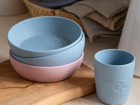 Das Mums Kindergeschirr von Sebra in der Ambienteansicht. Das Mums Kindergeschirr von Sebra wird aus Biokunststoff hergestellt und verfügt über einen kleinen Anteil an Holzfasern.