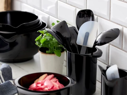 Der Margrethe Teigschaber Classic L in schwarz von Rosti gehört in der Küche einfach dazu. Der Teigschaber ist auf Melamin, Schaber und Griff sind trennbar.