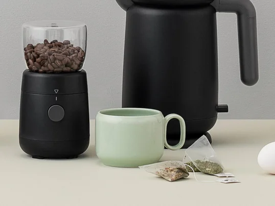 Mit ihrem schwarzen Gehäuse wirken die Foodie Elektrische Kaffeemühle und der passende Wasserkocher von Rig-Tig by Stelton ausserordentlich modern und sauber.