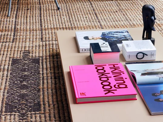 Das Lookbook Limited Edition '22 aus dem Hause HKliving entführt an besondere Orte und bietet einen Blick Hinter die Entstehungen der HKliving-Kollektionen.