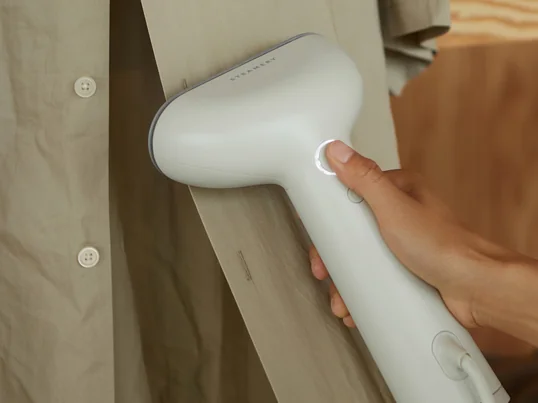 Dieses Dampfbügeleisen verwandelt knittrige Kleidung in faltenfrei glatt. Der Dampf des Cirrus reduziert unangenehme Gerüche und tötet effizient Bakterien ab, wodurch er eine ideal Alternative zum klassischen Waschen in der Waschmaschine ist.