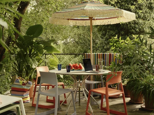 Egal ob Garten, Terasse, oder balkon mit dem Tip Ton Stuhl von Vitra könnt ihr es euch draussen so richtig gemütlich machen und gemütliche Stunden im Freien verbringen!