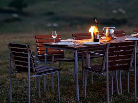 Die Traverse Kollektion von Hay besticht durch ihre zeitlose Schönheit und ist durch seine stapelbaren Stühle wunderbar flexibel, egal in welcher Situation!