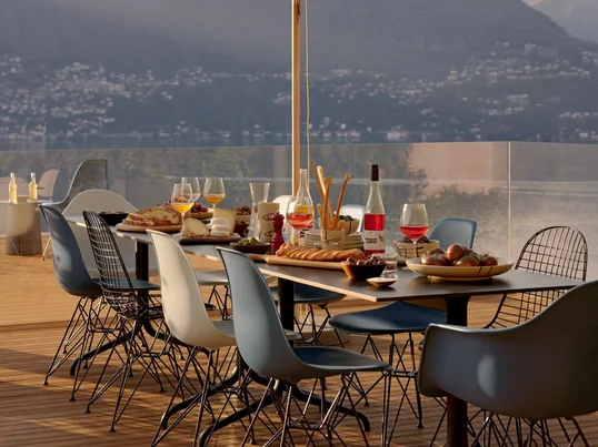 Mit dem Eames Chair von Vitra kannst du es dir nicht nur in deinen vier Wänden gemütlich machen, sondern er ist auch vielfältig draussen einsetzbar. Egal ob für deine nächste Gartenparty, oder entspannte Stunden auf Balkon und Terasse!