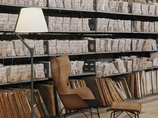 Die Angelo Stone LED Stehleuchte von Kartell bringt Licht in jeden Raum, egal ob Wohnzimmer, Arbeitszimmer oder Flur!