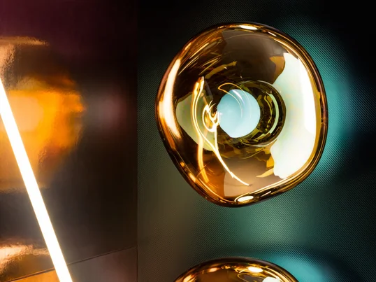 Tom Dixon - Melt LED Wandleuchte / Deckenleuchte, Mini, 30 x 25 cm, gold