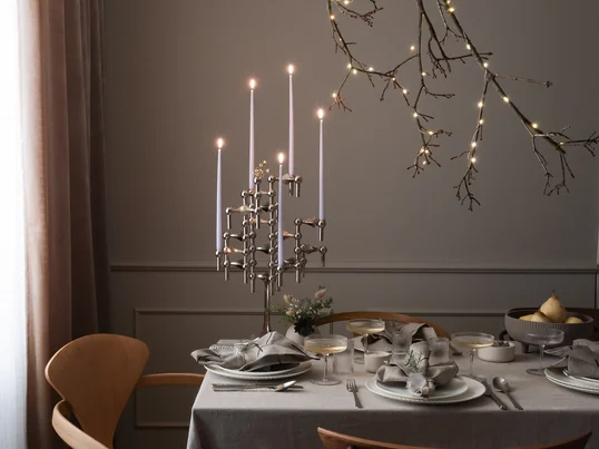 Der Kerzenhalter von Stoff Nagel macht sich perfekt als Weihnachtsdeko für deinen Tisch!