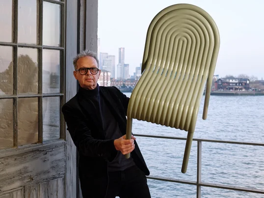 Tom Dixon gehört zu den Menschen, die uns bei Connox inspirieren. Er ist der Alchemist unter den Gestaltern: Er liebt das Spiel mit Feuer, Metall und industrieller Schwere.