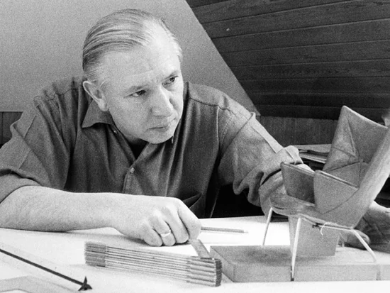 Hans J. Wegner mit dem CH445 Wingchair