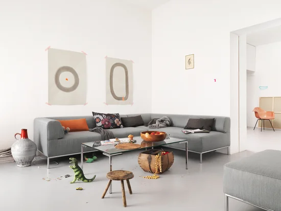 Graues Sofa dekorieren - so geht's richtig!