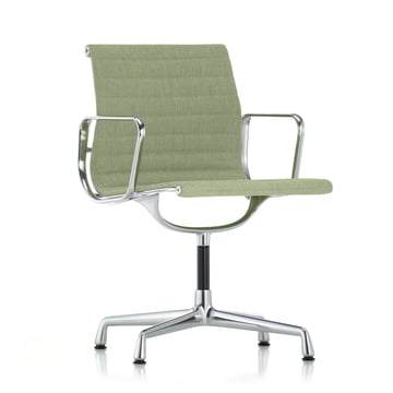 EA 104 Drehstuhl Chrom, mit Armlehnen von Vitra in Hopsak Elfenbein / Forest (Filzgleiter)