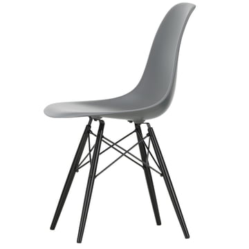 Eames Plastic Side Chair DSW von Vitra in Ahorn schwarz / granitgrau
