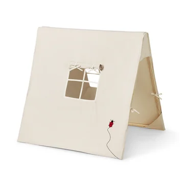 Das Spielzelt Ladybird von Ferm Living in natur