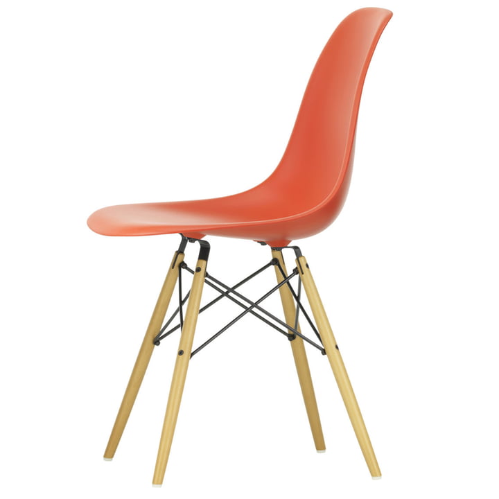 Eames Plastic Side Chair DSW von Vitra in Ahorn gelblich / poppy red