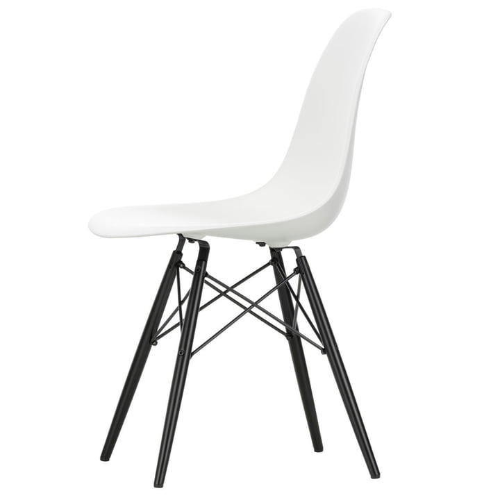 Eames Plastic Side Chair DSW von Vitra in Ahorn schwarz / weiss
