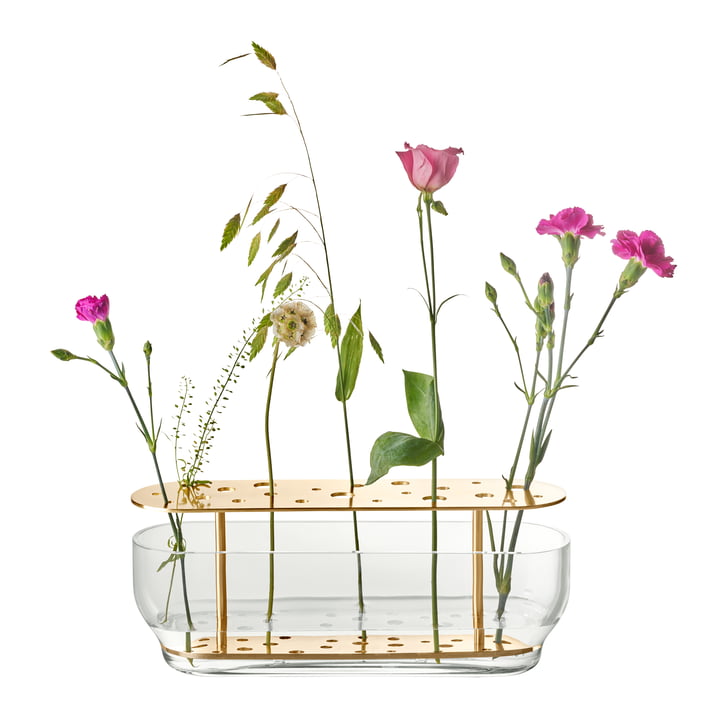 Die Fritz Hansen - Ikebana Vase lang, messing / Glas mit Blumen