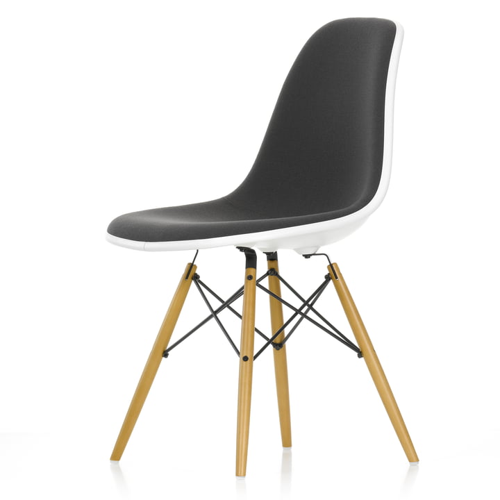 Eames Plastic Side Chair DSW (H 43 cm) von Vitra in Ahorn gelblich / weiss, Vollpolster Hopsak dunkelgrau (05), Filzgleiter weiss