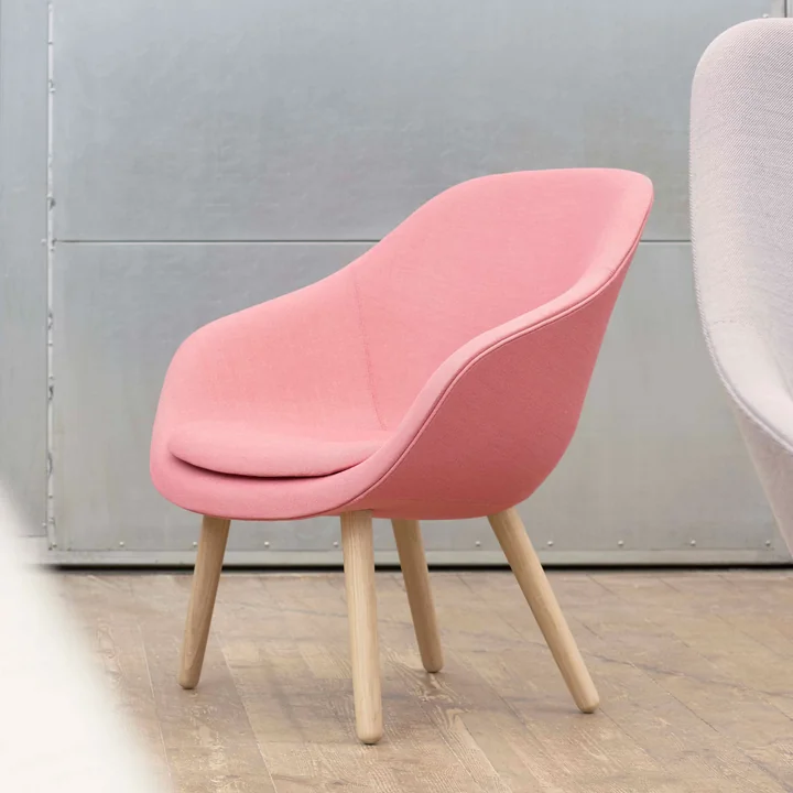 About A Lounge Chair AAL 82 von HAY