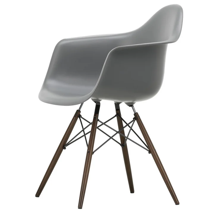 Eames Plastic Armchair DAW von Vitra in Ahorn dunkel / granitgrau