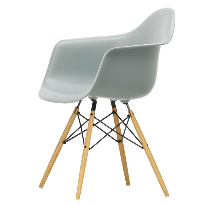 Eames Plastic Armchair DAW von Vitra in Ahorn gelblich / hellgrau