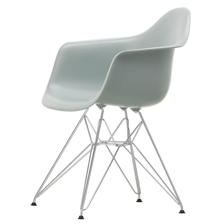 Eames Plastic Armchair DAR von Vitra in verchromt / hellgrau