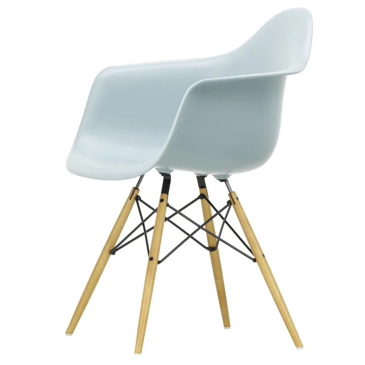 Eames Plastic Armchair DAW (H 41,5 cm) von Vitra in Ahorn gelblich / eisgrau, Filzgleiter basic dark