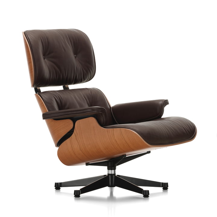 Der Lounge Chair von Vitra in der Ausführung poliert / Seiten schwarz, Kirschbaum, Leder Premium chocolate (klassisch)