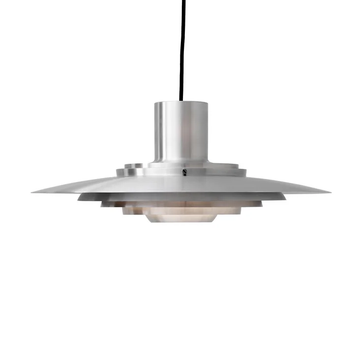 P376 Pendelleuchte, KF1 / Aluminium von &Tradition Die Leuchte besteht aus gebürstetem Aluminium und erhält dadurch eine