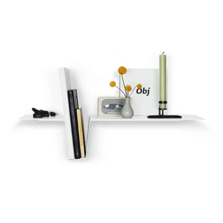 Das DOV Wandregal von vonbox mit Büchern und dekorativen Gegenständen