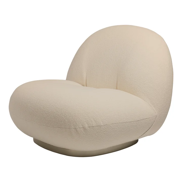 Pacha Lounge Chair von Gubi in perlgold / elfenbein (Gubi Harp 024)